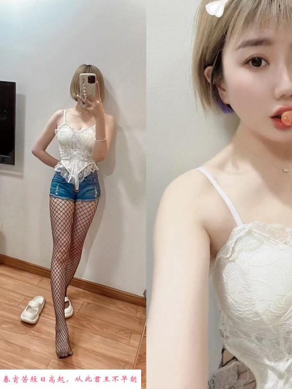 反差的短发妹子 第1张