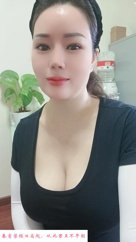 上梅林爆乳眼镜少妇 第4张