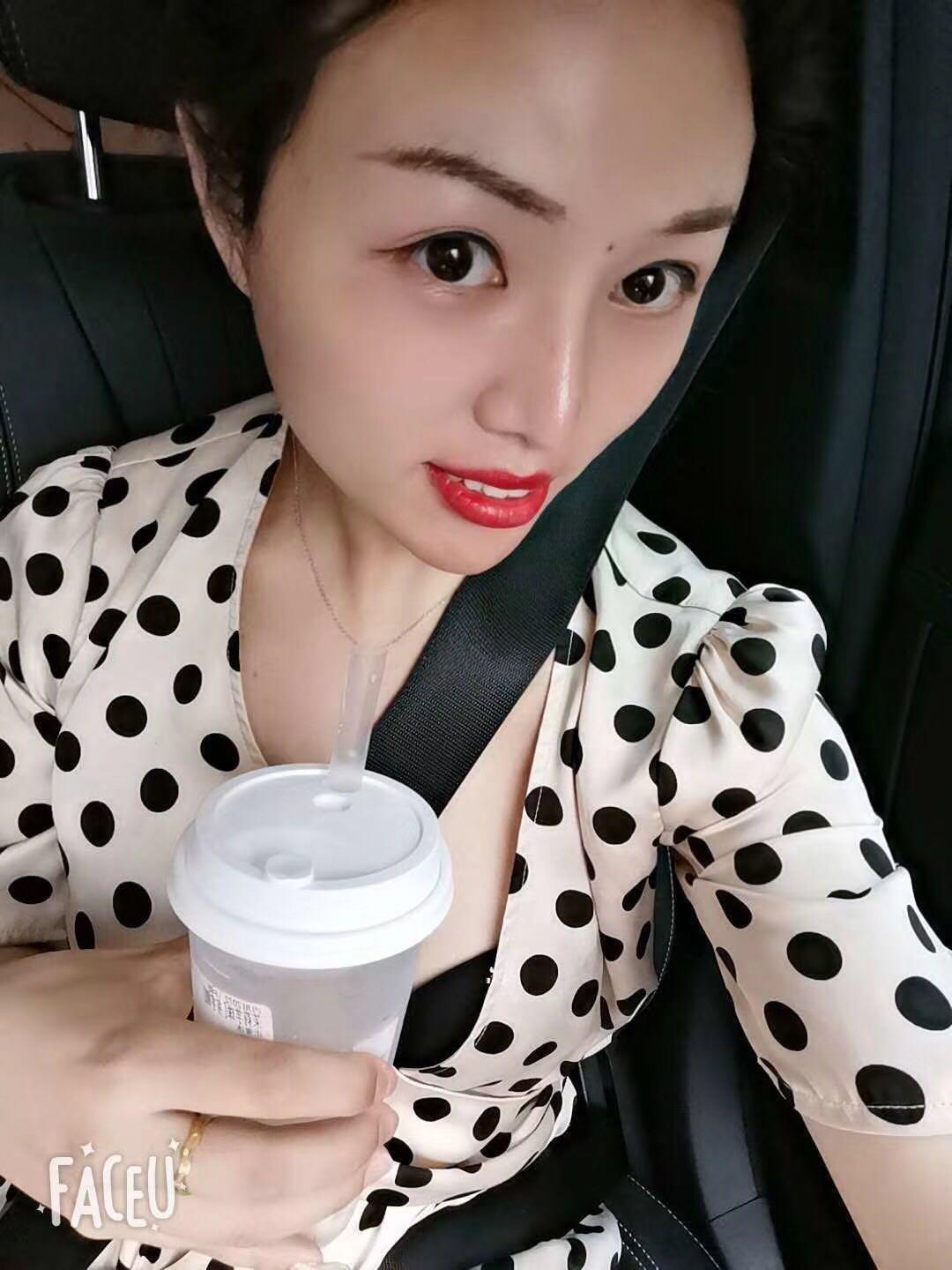 玩了一个TS人妖，还有真女可以双飞 第1张