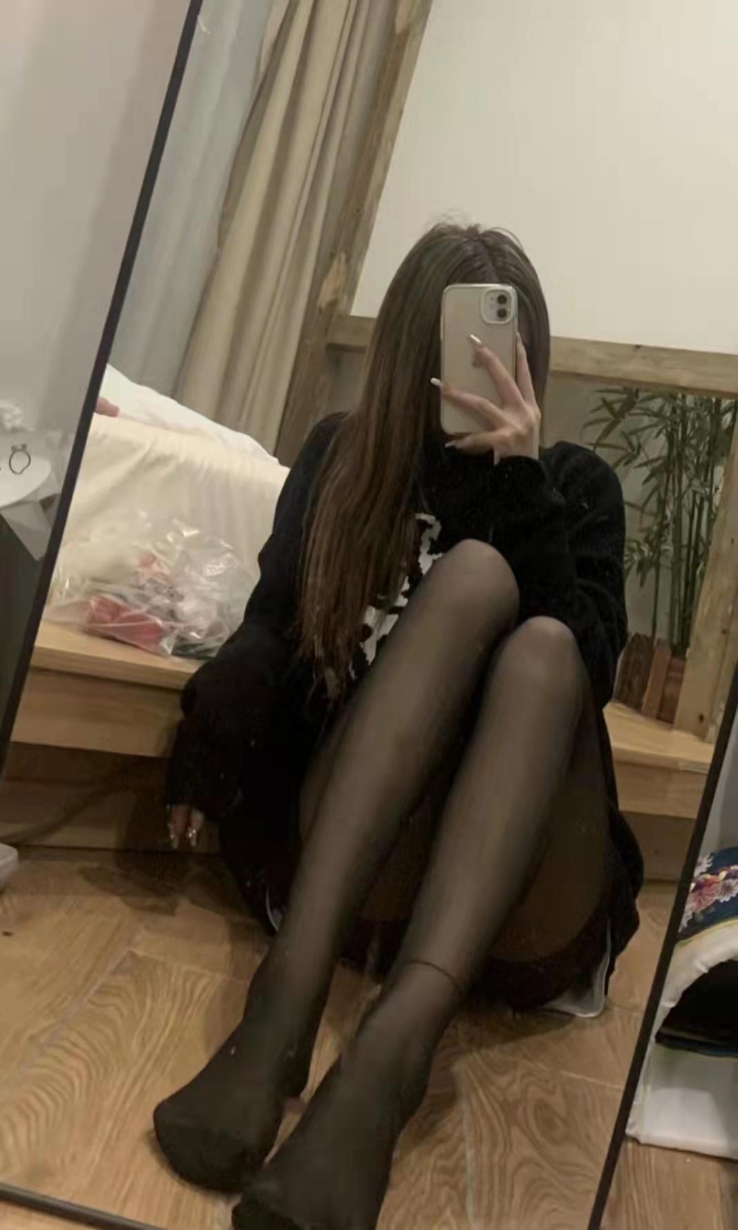 财信城市国际黑丝小妹 第1张