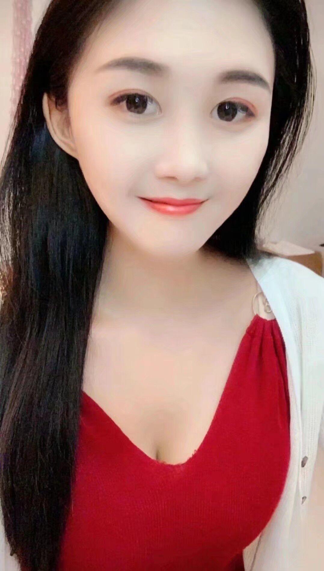 南山气质粉嫩女孩：大眼睛，好身材，白皮肤 第1张